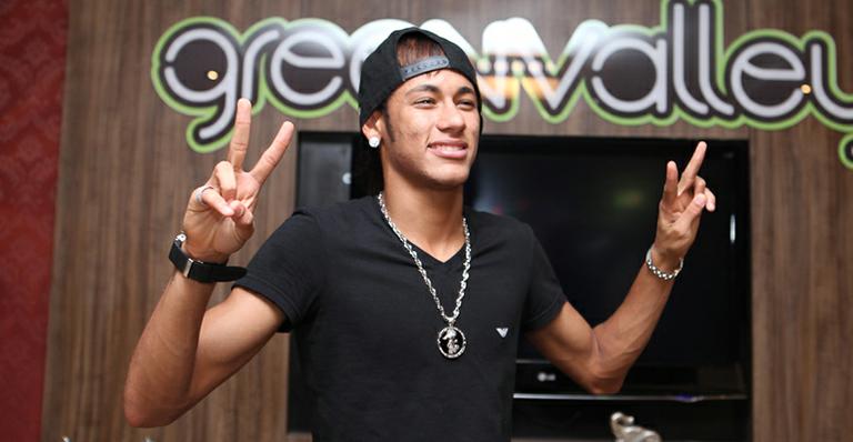 Solteiro, Neymar badala ao som do DJ francês David Guetta em Santa Catarina