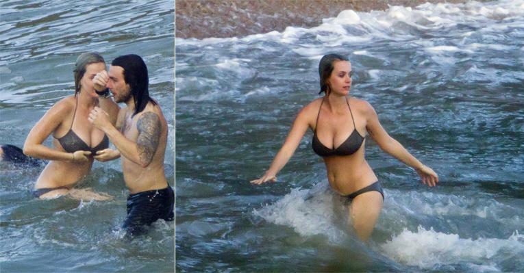 Katy Perry aproveita viagem longe de Russell Brand