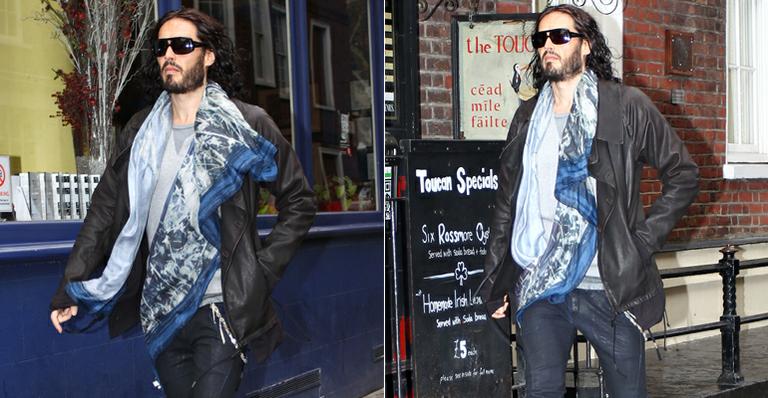 Após pedir divórcio de Katy Perry, Russell Brand esconde dedo sem aliança