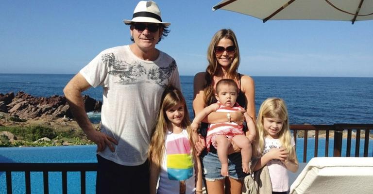 Charlie Sheen curte férias mexicanas com a família
