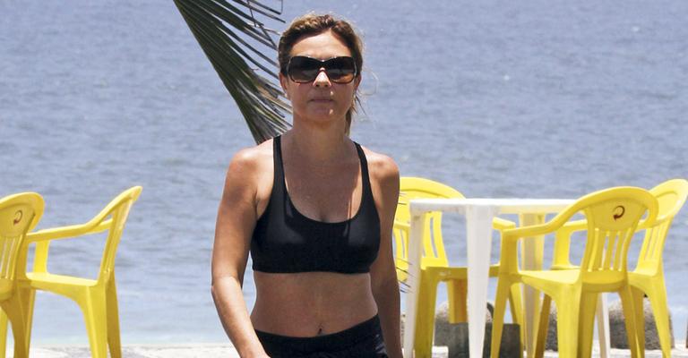 Adriana Esteves faz caminhada no Rio de Janeiro
