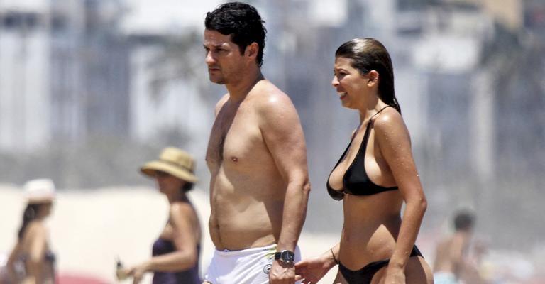 Marcelo Serrado vai à praia com a noiva no Rio