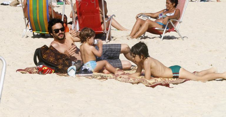 Caio Blat curte a família no Leblon