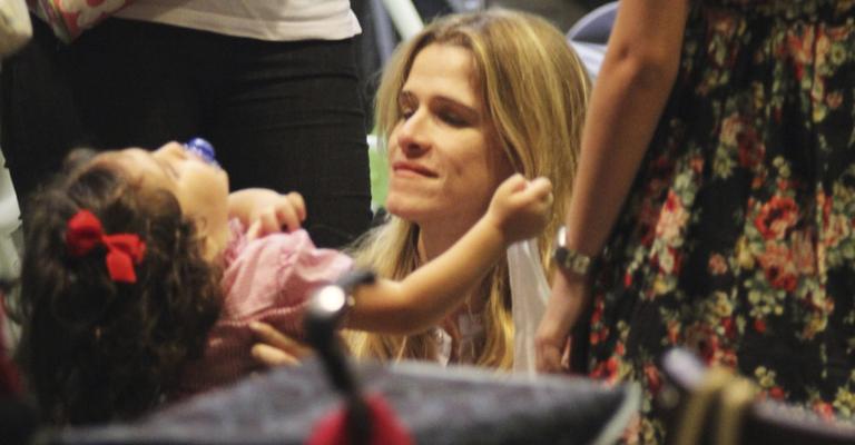 Ingrid Guimarães brinca com a filha em shopping no Rio