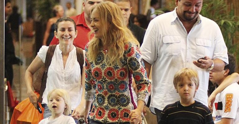 Angélica se diverte com os filhos no Rio