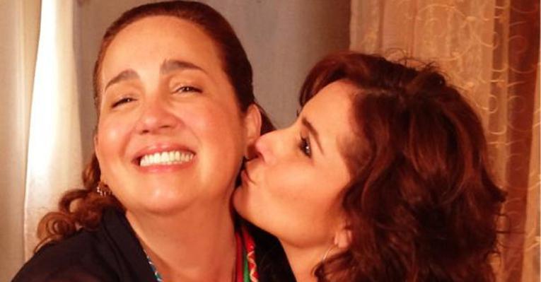 Giovanna Antonelli dá um beijo na amiga Claudia Jimenez