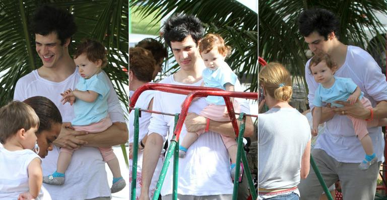 Paizão! Mateus Solano brinca com sua pequena Flora