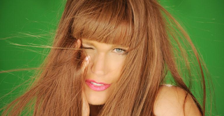 Xuxa adota visual ‘verão’ em nova fase de programa