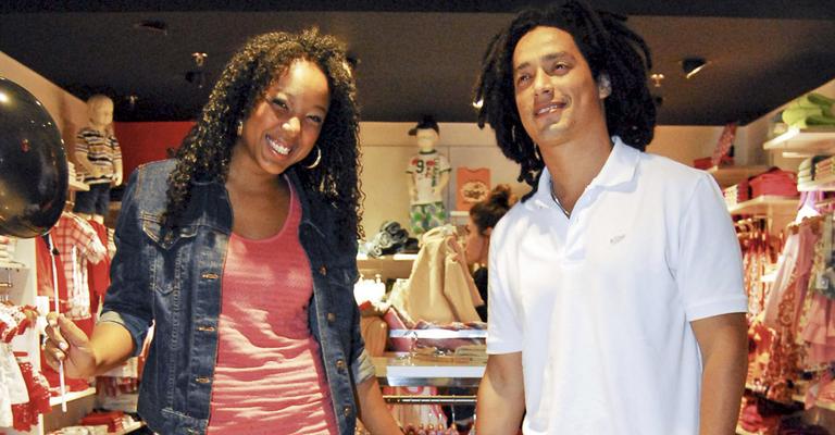 Negra Li curte o filho em inauguração de loja
