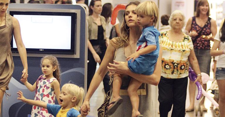Fernanda Lima cuida dos filhos durante passeio