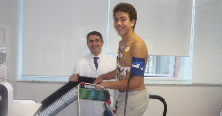 Milene Domingues leva Ronald para fazer exames de rotina