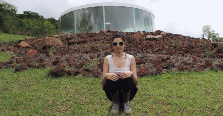 Luanna Jimenes se encanta com a cidade mineira Inhotim