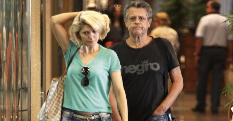Marcos Paulo faz compras com Antonia Fontenelle no Rio