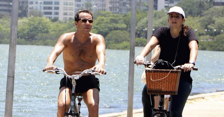 Malu Mader e Tony Bellotto pedalam no Rio de Janeiro