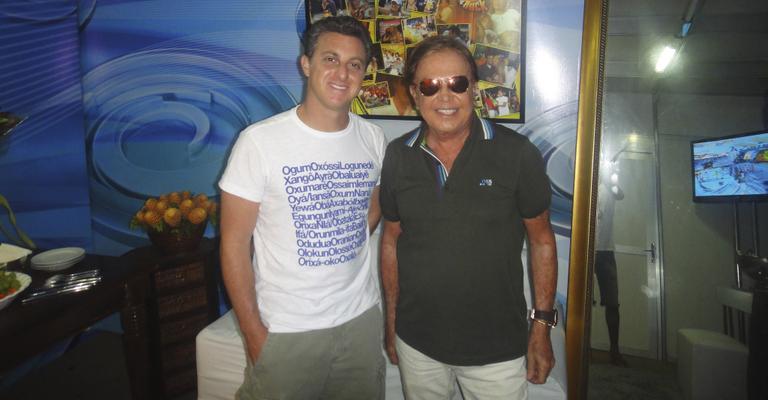 Luciano Huck é recebido por Lázaro Medeiros para gravação do ‘Caldeirão’ no Ceará