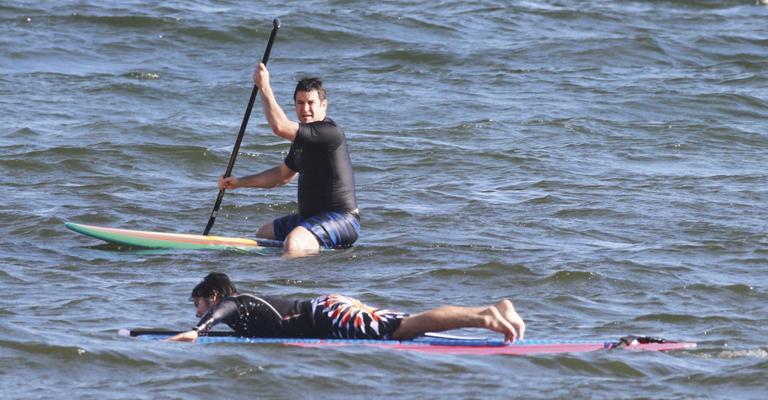 Murilo Benício pratica stand up paddle com o filho