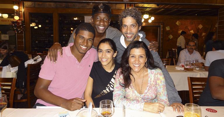Regina Casé festeja aniversário de Mumuzinho no Rio de Janeiro