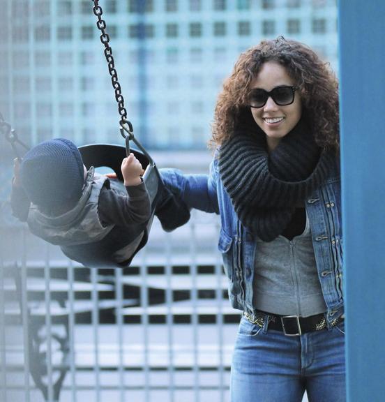 Alicia Keys brinca com o filho em parque de Nova York