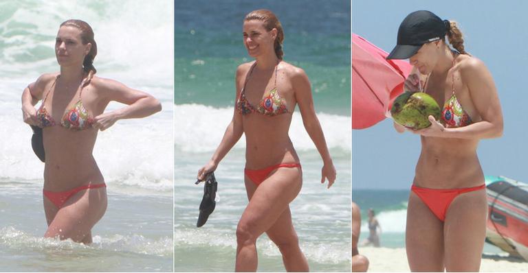 Carolina Dieckmann mostra a boa forma na praia