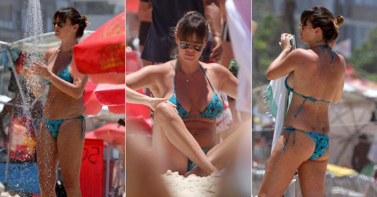 Com dieta após parto, Letícia Birkheuer exibe corpo esbelto na praia