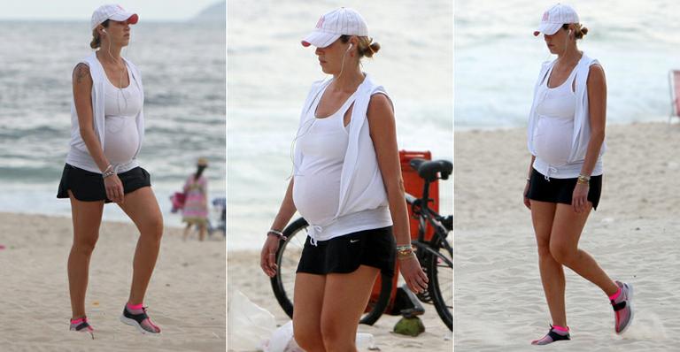 Grávida de sete meses, Luana Piovani cuida do corpo com caminhada em praia do Rio