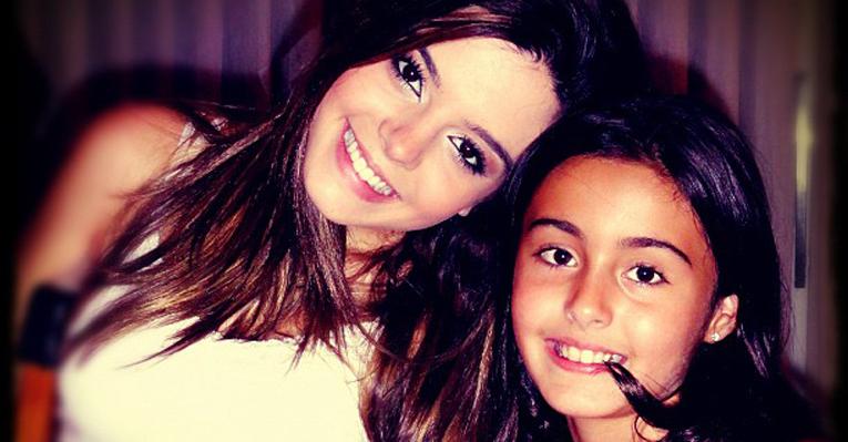 Giovanna Lancellotti toda dengosa com a irmã caçula, Bruna