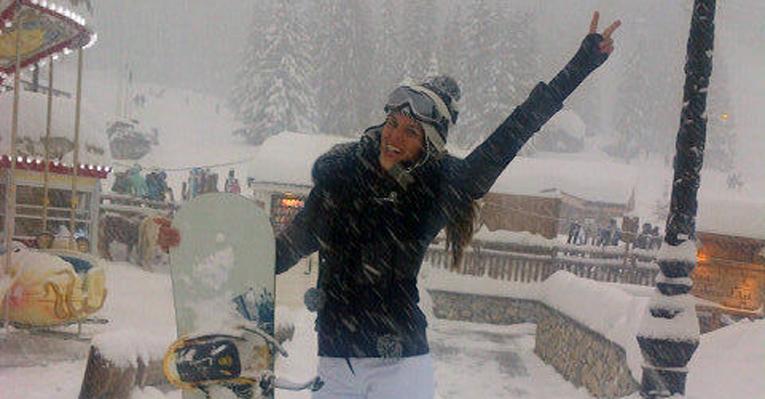 Depois de temporada no Brasil, Izabel Goulart se diverte nos Alpes franceses