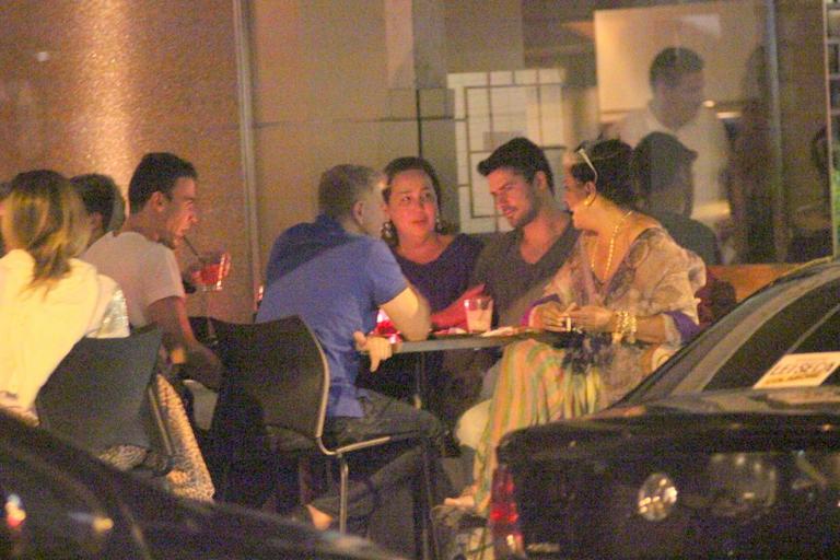 Claudia Jimenez janta com o namorado e Miguel Falabella no Rio