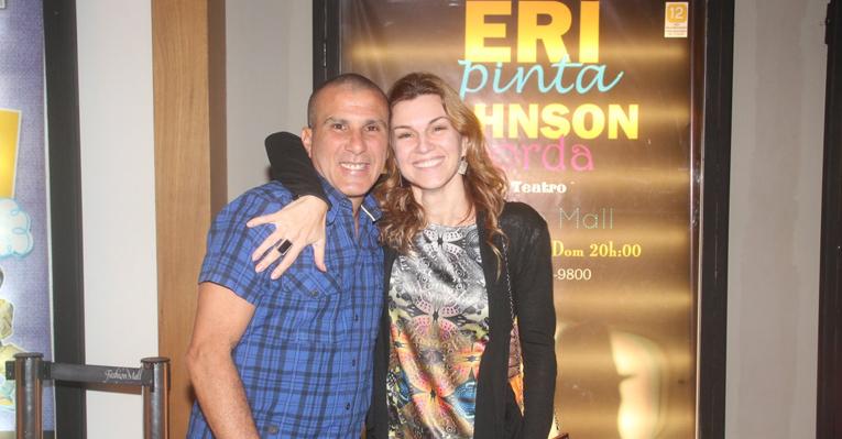Eri Johnson recebe o carinho de Adriana Garambone em seu espetáculo