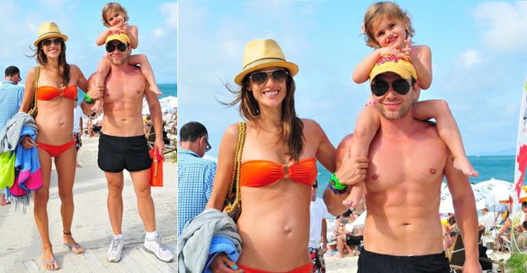 Grávida, Alessandra Ambrosio curte a praia com Anja