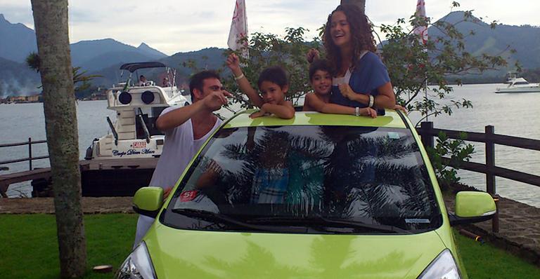 Alinne Borges ganha 1º Kia Picanto da temporada 2012 da Ilha de CARAS