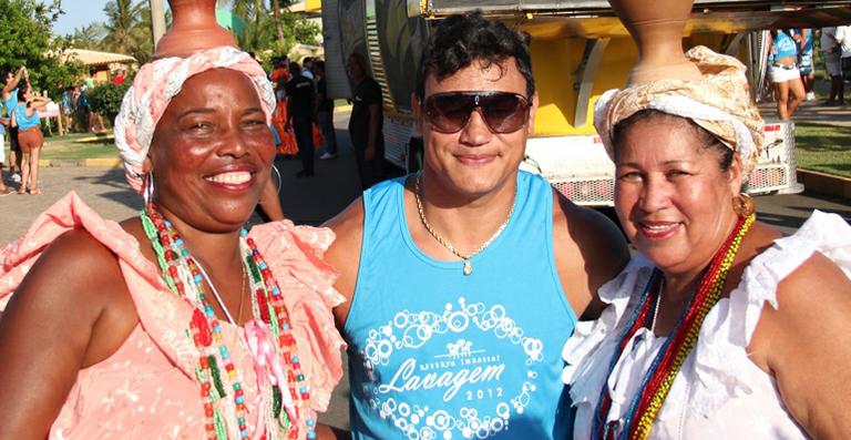 Popó se diverte na festa Lavagem da Reserva, na Bahia