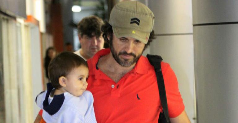 Eriberto Leão passeia com o pequeno João em shopping carioca