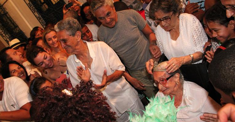 Dona Canô é coroada em festa tradicional na Bahia