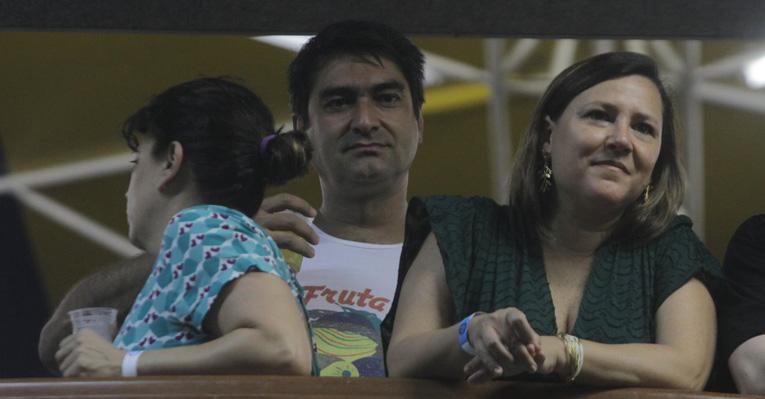 Zeca Camargo cai no samba na festa de 80 anos da Unidos da Tijuca