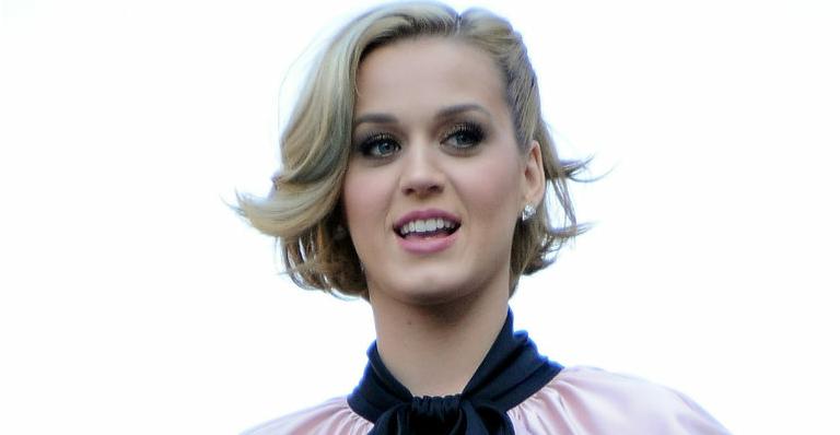 Katy Perry lança linha de cílios postiços em parceria com empresa de cosméticos
