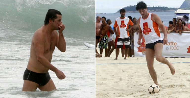 Marcelo Serrado joga futevôlei e se refresca na praia do Leblon