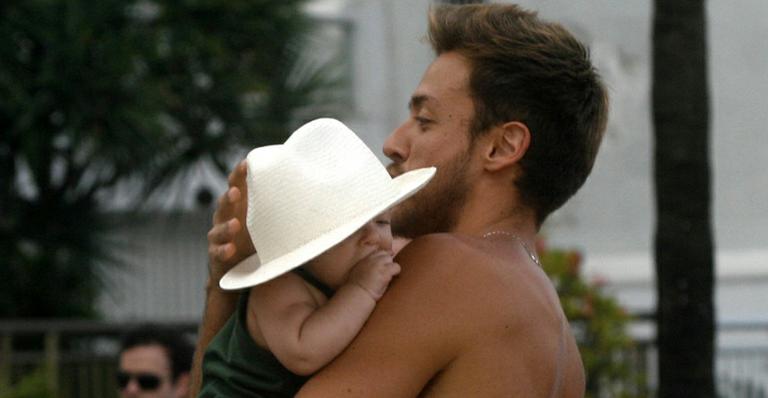 Renan Abreu, namorado de Priscila Fantin, passeia com o filho do casal no Rio