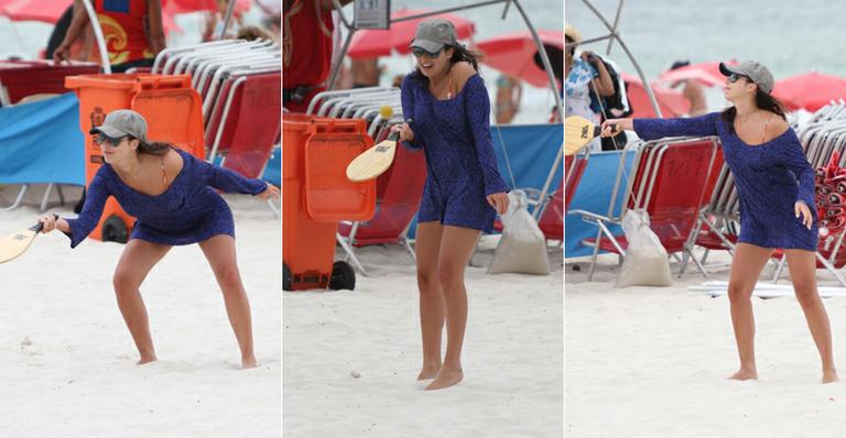 Fernanda Paes Leme joga frescobol com amiga em praia do Rio de Janeiro