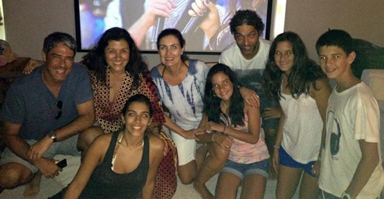 Bonner, Fátima e os filhos assistem ao ‘Esquenta!’ ao lado de Regina Casé