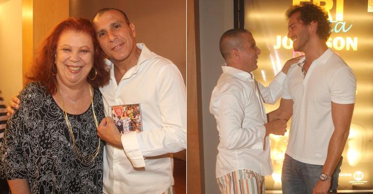 Eri Johnson é tietado por Beth Carvalho e Paulo Rocha no teatro