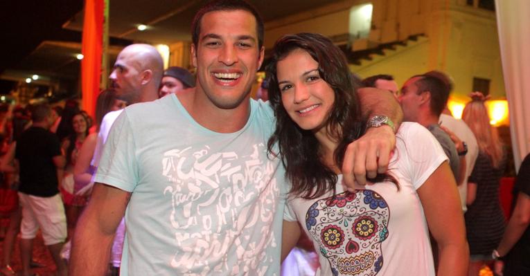 Leandro Sapucahy comanda festa no Rio e recebe vips