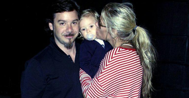 Adriane Galisteu recebe o carinho da família em gravação de piloto