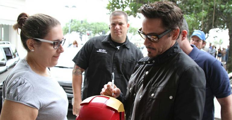 Robert Downey Jr. autografa máscara de ‘Homem de Ferro’ no Rio de Janeiro