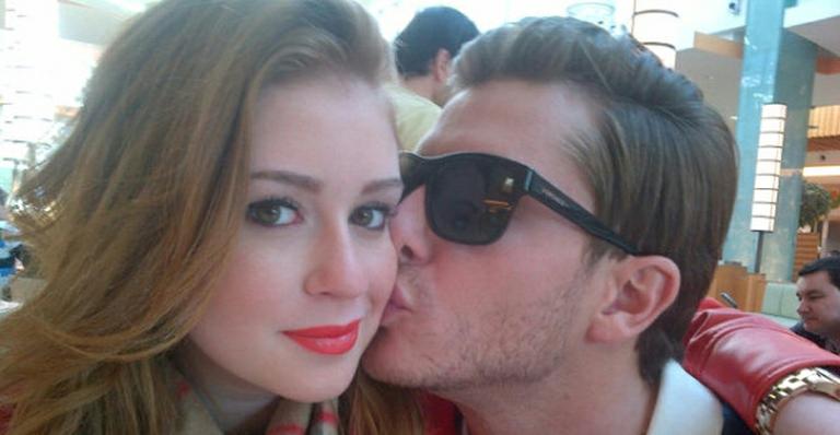 Beijo carinhoso de Marina Ruy Barbosa e Klebber Toledo