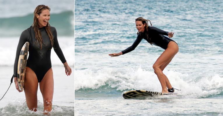 Top Elle Macpherson se diverte sobre as ondas