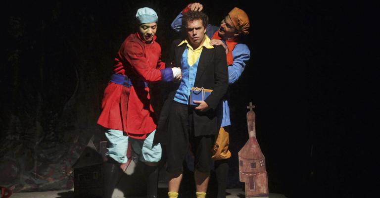 Cissa Guimarães aplaude João Velho no teatro