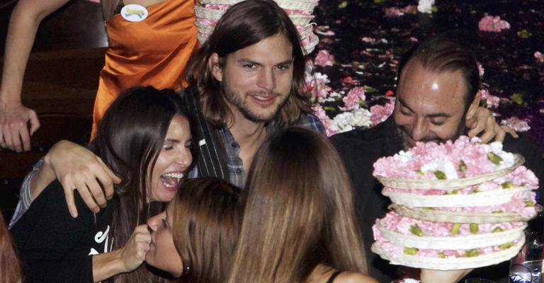 Galã Ashton Kutcher continua solteiro?