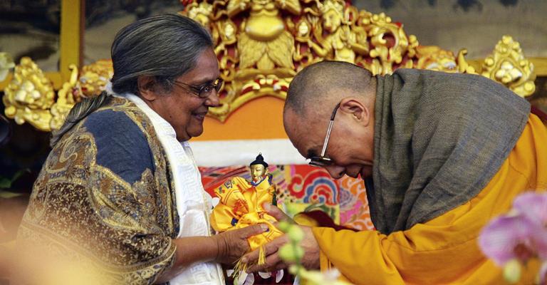 Ela Gandhi e Dalai Lama: presentes