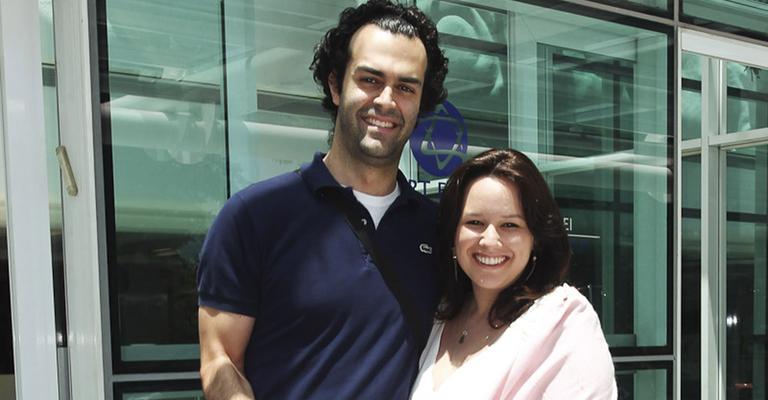 Mariana Belém e Cristiano Saab deixam a maternidade com a pequena Laura